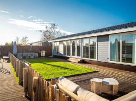 Waterfront tiny home with spacious garden, mini casa em Vinkeveen