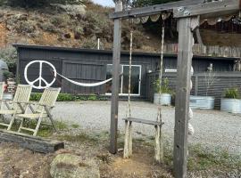 Carriage House Waterfront On Tomales Bay With Dock, hotel con estacionamiento en Marshall