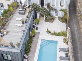 Chambre privée avec piscine, hotel v mestu Granville