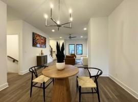 Beautiful Modern Home! 4 minutes to the downtown!, rumah liburan di Kansas City