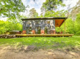 Modern Hersey Tiny Home with Private Hot Tub!، فندق في Evart