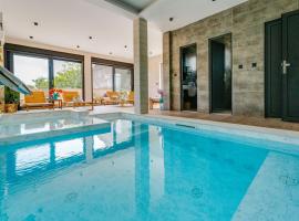 Terra Maiorum -12 person private Villa - heated pool and water massage, atostogų namelis mieste Povljana