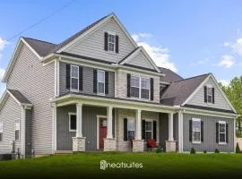 Home for 21 Near Ark - Ensuite Bathrooms - with Pool!