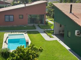 Casas aconchegantes com piscina na encantadora Praia das Cigarras, hotel in São Sebastião