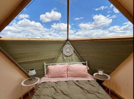 Raptor Ranch Glamping, luxe tent in Valle