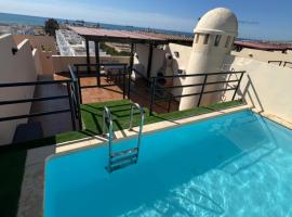 Ático con vistas al mar y piscina privada โรงแรมในเบรา