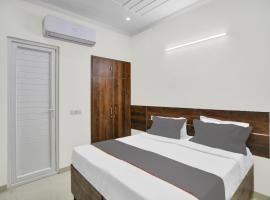 Collection O Raksha Inn Near PVR Ansal Plaza Greater Noida, hotel a Indirapuram