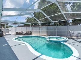 Stunning Modern Oasis in Tampa with Pool - Just 5 Minutes from Airport!, hotel in Tampa