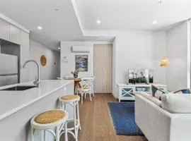 Elegant 1-Bed by Shops with Rooftop Swimming Pool