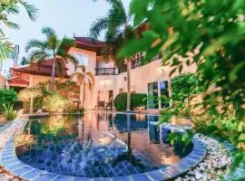 Luxury 760sqm Semi-4Bed Garden Pool Villa near Beach & Walking St Check-out 3PM!