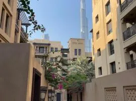 Serene Oasis in Downtown Dubai - Just 5 Min Walk to Burj & Mall!