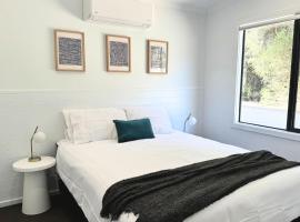 Cabin 5, 2 Bedroom, 1 Bathroom Cabin Retreat, hotel in Blewitts Springs