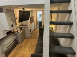 Duplex Studio 3 minute drive from Luton airport, apartment in Luton