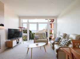 Apartment in the Heart of Sandy Bay, hotel a Sandy Bay