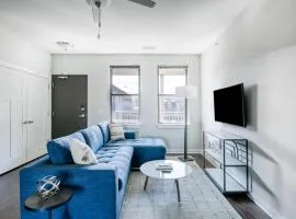 CozySuites Music Row Modern 1BR with free parking 02
