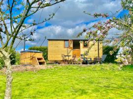 Herefordshire Hut Escape, Hot Tub, Fire Pit, Views, hotel in Leominster