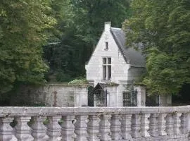 Aux grilles du Château de Saint-Aignan, à 2km de Beauval, les maisons de Sidonie et Léonard