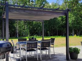 Villa near the lake sauna boat big garden, hotel v destinaci Ryssby