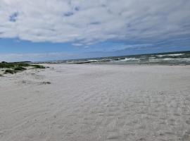 Strand und Ferienhaus ,,MARSI'' am Wasser, hotel in Rappin