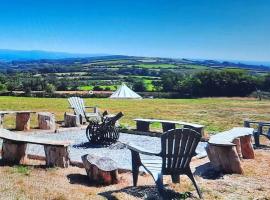 Summit Camping Kit Hill Rd Cornwall Panoramic Views Grass Pitch from 15pn or Bella Bell Tent 75pn, hotel sa Callington