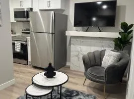 Luxurious Home in NW Calgary, Free Parking, High Speed Internet, Near Grocery and Airport