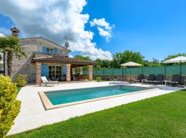 My Villa Ida with pool in Višnjan, Istria, hotel v destinaci Štuti