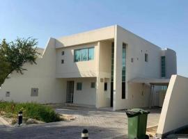 Durrat Al Bahrain villa, casa de campo em Durrat Al Bahrain