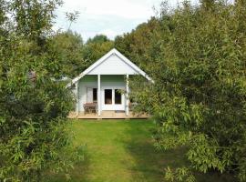 Chalet aan het water - vakantiepark de Schreiershoek, casa rústica em Dokkum