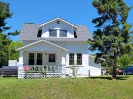 Oscoda Hilltop Haven - Great Location Near Beach!