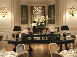 InterContinental Hotels Chantilly Chateau Mont Royal, an IHG Hotel, hotell sihtkohas La Chapelle-en-Serval huviväärsuse Lõbustuspark Parc Astérix lähedal