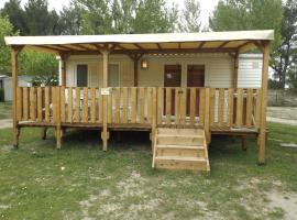 Mobil Home au calme Camping 4 Cadenet, hotel v destinaci Cadenet