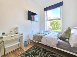 Easy Rooms, London Luton Airport -24 HOUR CHECK-IN, hotel a Luton