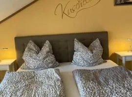 FeWo 57 - Appartement im Rottalblick - Helle Kuschelecke genießen mit Bademantelgang zur Therme und TV, Stellplatz im Haus