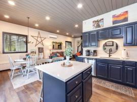 Smoky Mtn Retreat Pets Pickleball HotTub Creekside, hotel in Sevierville