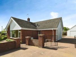 4 bedroom chalet-style bungalow, hotell i Calne