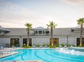 Lux & Cozy 2 Bdrm Suite - Resort Pool - Houston