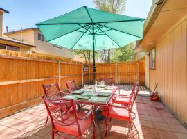 Flagstaff Townhome with Grill about 3 Mi to Dtwn, מקום אירוח ביתי בפלאגסטאף