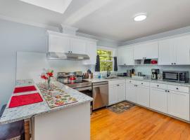 2024 Modern Newly Renovated 4BR, hotel in Durham