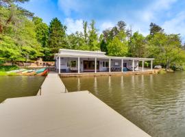 Hot Tub, Dock, Lakefront Luxe Six Mile Retreat, pronájem domu u jezera v destinaci Six Mile