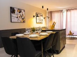 Chic Apartment with balcony & Side Sea Views- Apt 3