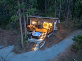 Tiny home with spa/firepit/and more, hôtel à Yosemite Forks