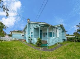 Green Getaway- Unique, 4 bedroom Bungalow Papakura: Auckland'da bir tatil evi