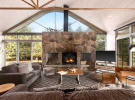 Silvertop Chalet, villa a Crackenback