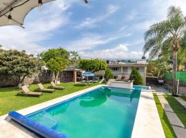 Casa con alberca climatizada, jacuzzi, 2 billares, готель у місті Morelos
