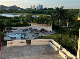 Emerald Upscale Studio in Maho-Walking distance to beach, ξενοδοχείο σε Maho Reef