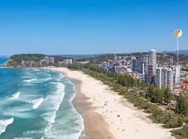 Beachfront Retreat at Burleigh, Breezy and Cosy