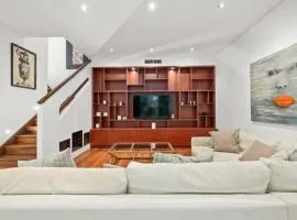 Premium 4-Bed Surfers Paradise Home with Yard