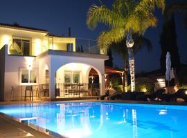 Sunset Villa private complex heated pool, feriebolig ved stranden i Ayia Napa