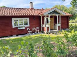Idyllic retreat in charming log cabin near Kalmar บ้านพักในVassmolösa