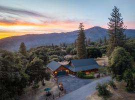 Log cabin oasis with spectacular views & stargazing, villa in Mariposa